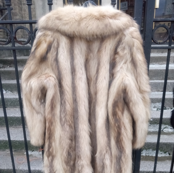 Mesheklow Furs Genuine dyed Fox unisex fur coat - Picture 2 of 3